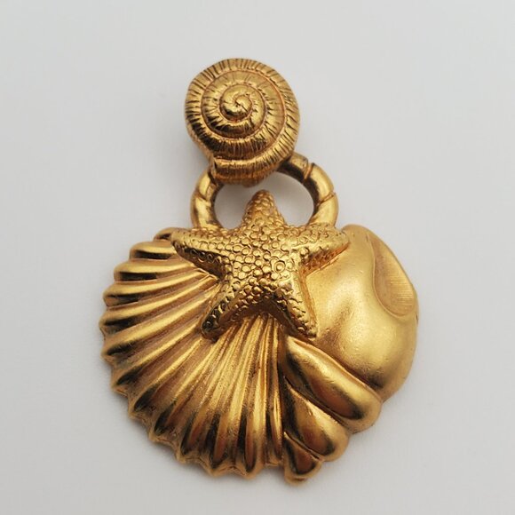 Seashells Gold Pendant Starfish Textured Ribbed 3D Matte Nautilus Gold Tone Gift - Picture 2 of 4